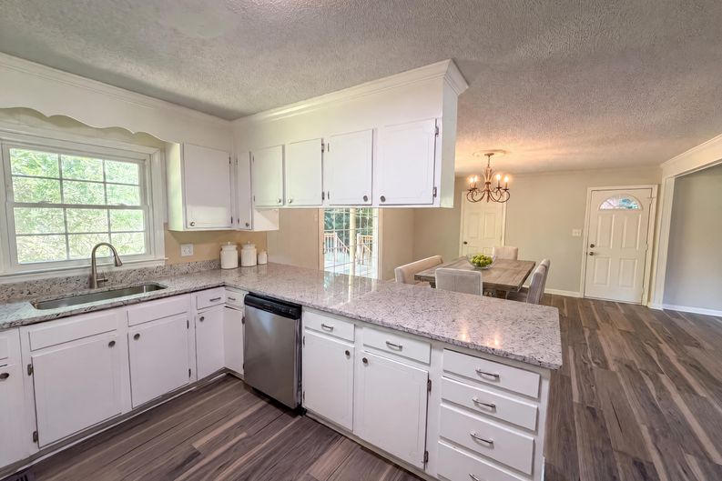 Photo 9 of 18 of 4305 Dawnwood Dr, Gastonia, NC