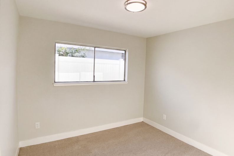 Photo 4 of 21 of 8361 Northport Dr, Huntington Beach, CA