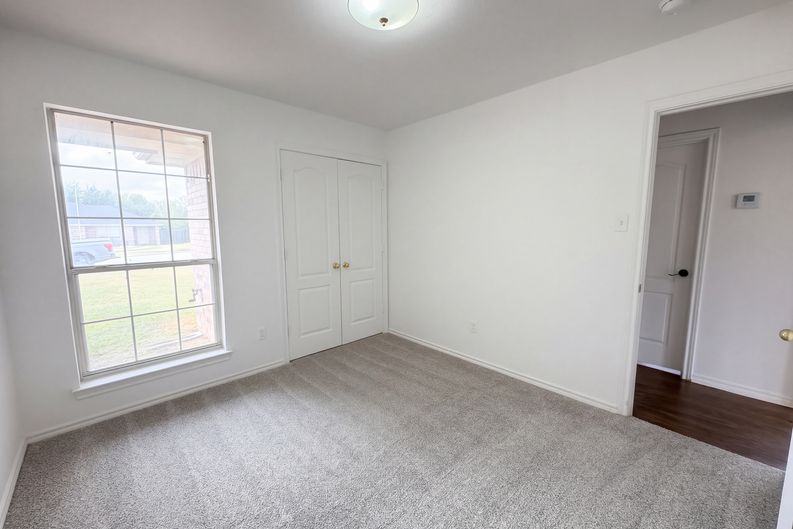 Photo 14 of 21 of 208 Comanche Trl, Alvarado, TX