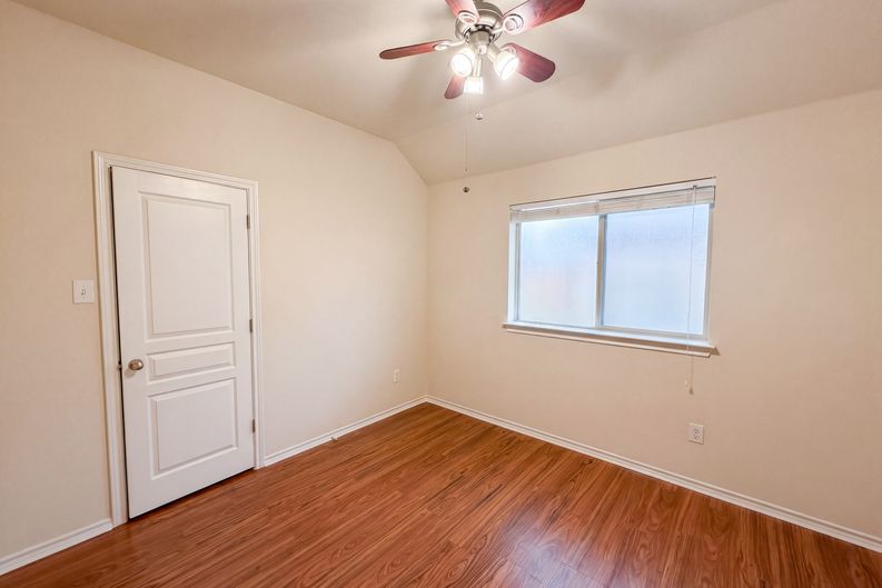 Photo 12 of 20 of 9816 Mullins Crossing Dr, Fort Worth, TX