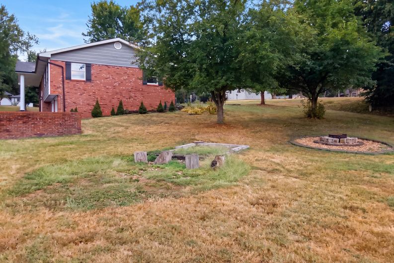 Photo 5 of 20 of 624 Oak Grove Ave, Monett, MO