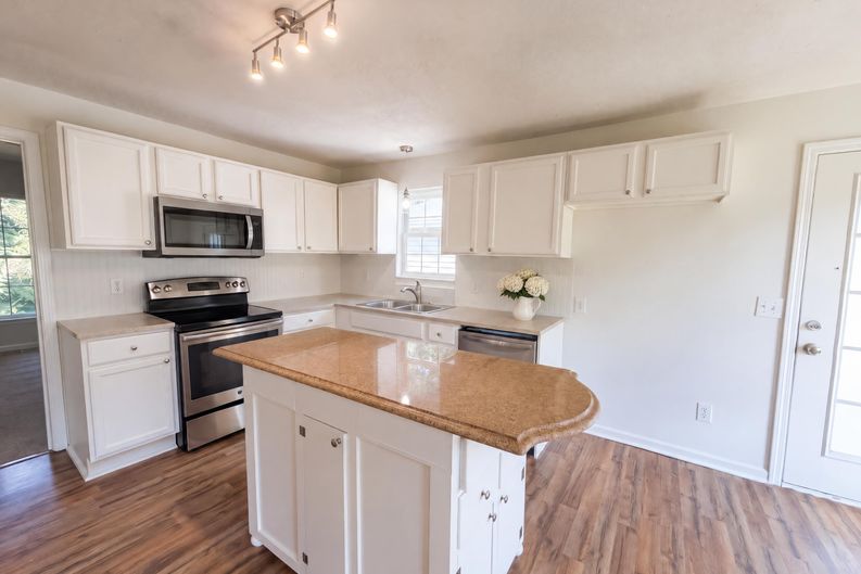 Photo 7 of 33 of 4982 Follansbee Rd, Winston Salem, NC