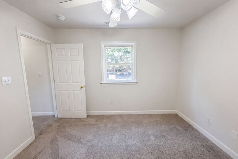 Photo 16 of 33 of 6120 Tennyson Dr, Kernersville, NC