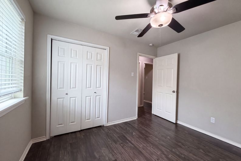 Photo 16 of 20 of 330 E Coral Way, Grand Prairie, TX