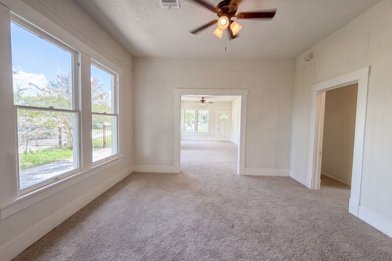 Photo 7 of 26 of 714 Bolling Ln, Houston, TX