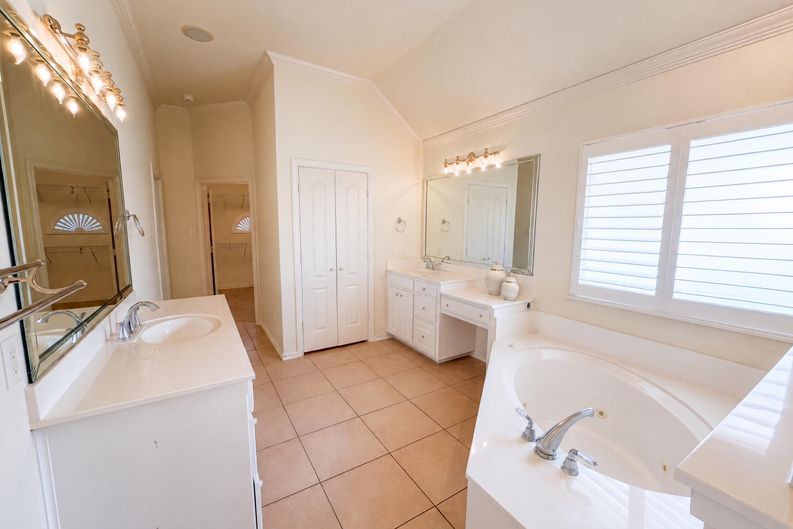 Photo 12 of 22 of 2836 S Lakeview Dr, Cedar Hill, TX