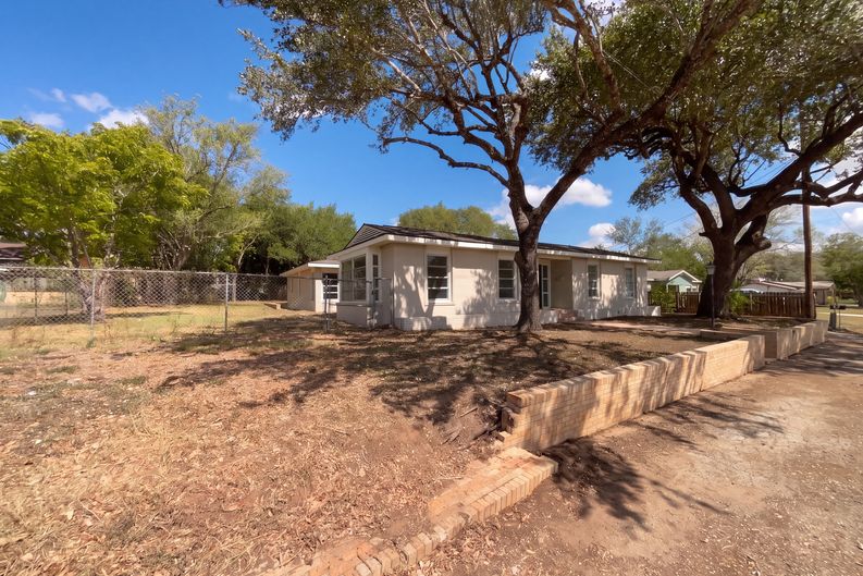 Photo 21 of 26 of 1205 G St, Floresville, TX