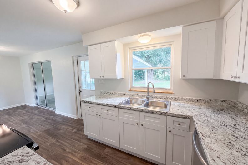 Photo 6 of 24 of 411 W Seminole Ave, Eustis, FL