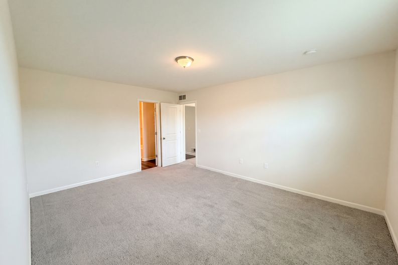 Photo 4 of 22 of 10103 Lakeview Dr, Taylor, MI