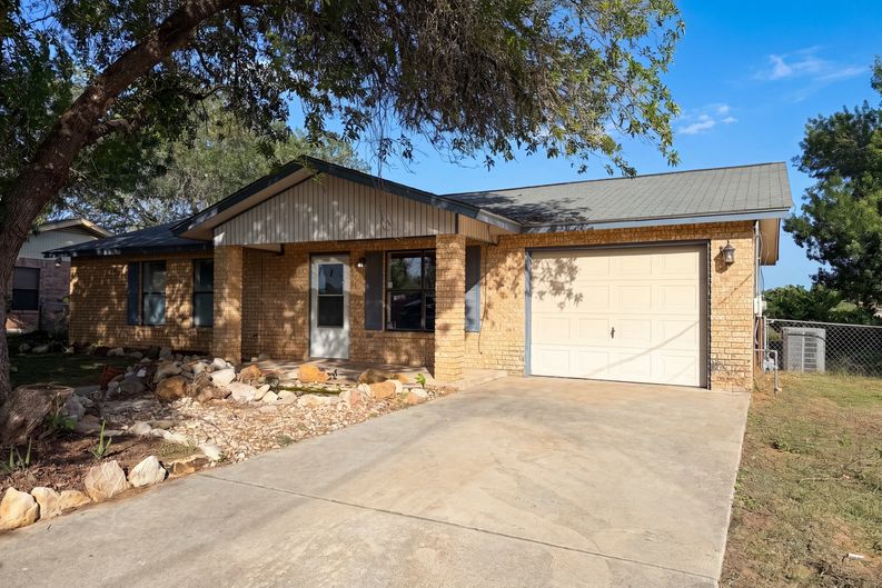Photo 13 of 16 of 1308 Longhorn Dr, Floresville, TX