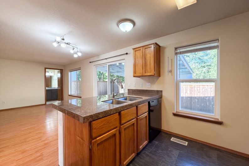 Photo 8 of 26 of 17475 SW Eirwen St, Beaverton, OR