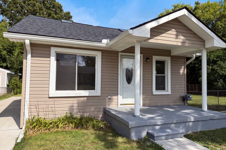 Photo 15 of 17 of 21420 Jefferson St, Farmington Hills, MI