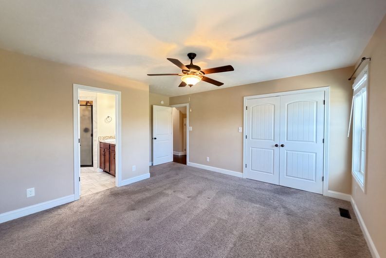 Photo 4 of 28 of 3208 Timberdale Dr, Clarksville, TN