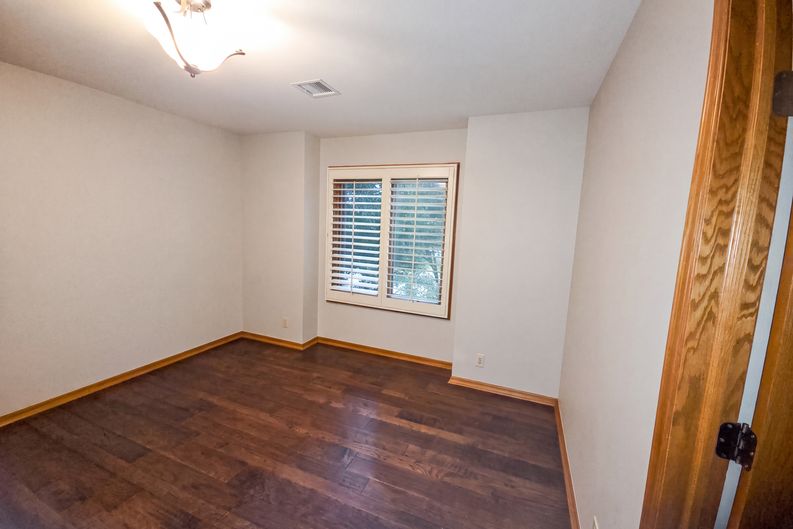Photo 6 of 30 of 945 N Woodridge Ct, Wichita, KS