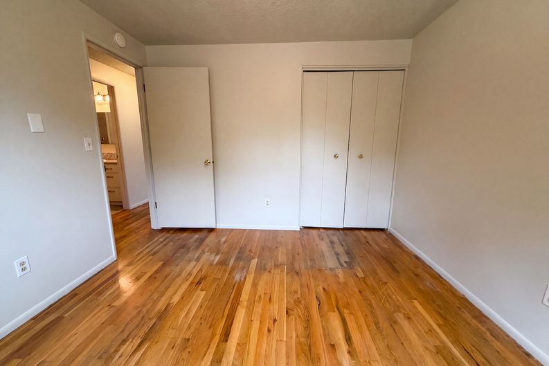 Photo 4 of 16 of 3910 SE 71st Ave, Portland, OR