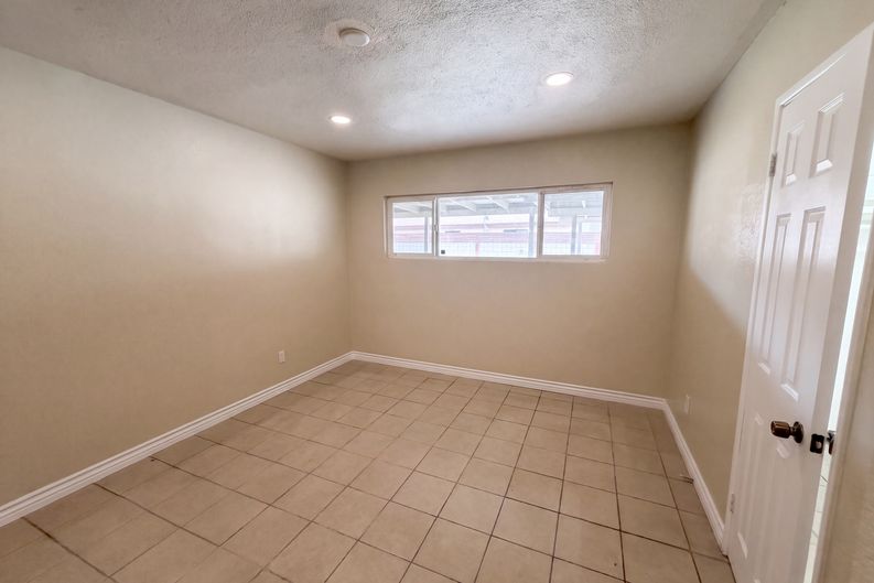 Photo 7 of 26 of 392 Cypress Ave, Colton, CA