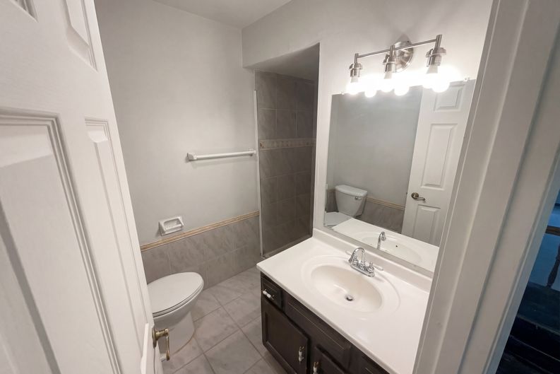 Photo 6 of 26 of 6811 Kingman Dr, Indianapolis, IN