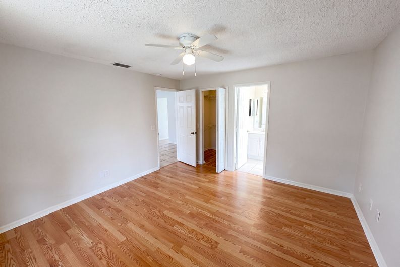 Photo 13 of 21 of 9814 Dean Cove Ln, Orlando, FL