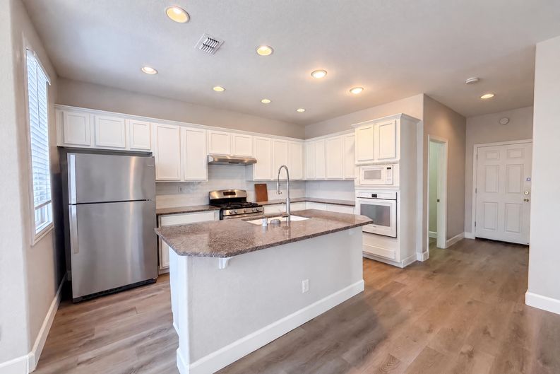 Photo 15 of 35 of 2571 Cantara Ct, Sacramento, CA