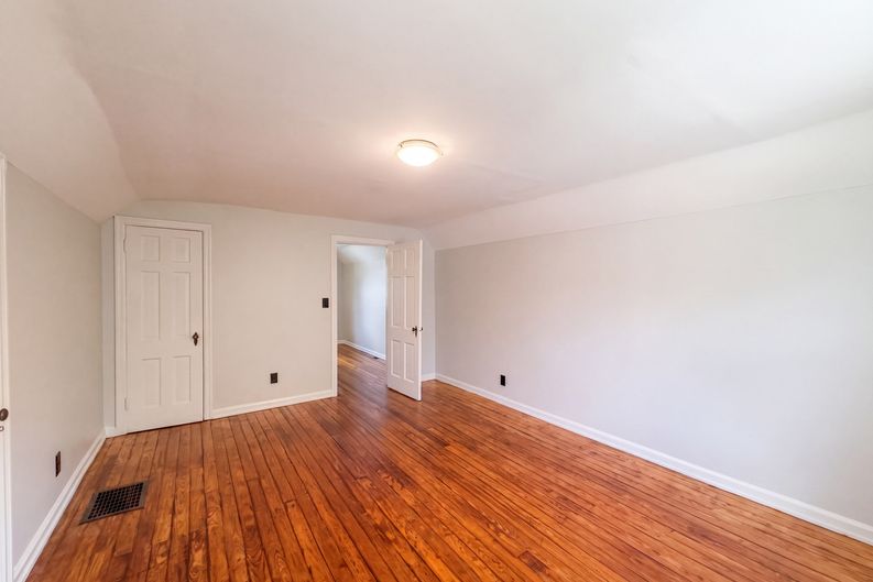 Photo 8 of 21 of 1304 Coolidge Ave, Cincinnati, OH