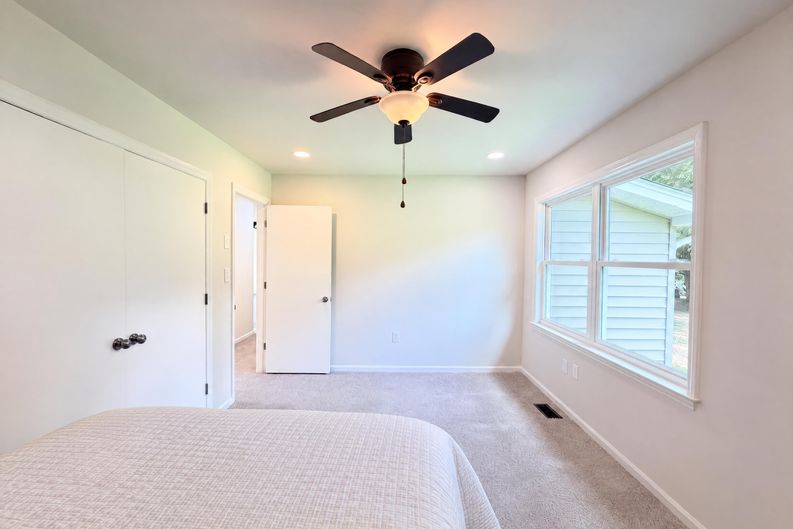 Photo 4 of 16 of 8332 Clear Meadow Ln, Charlotte, NC