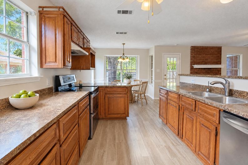Photo 3 of 21 of 1423 New Haven Dr, Mansfield, TX