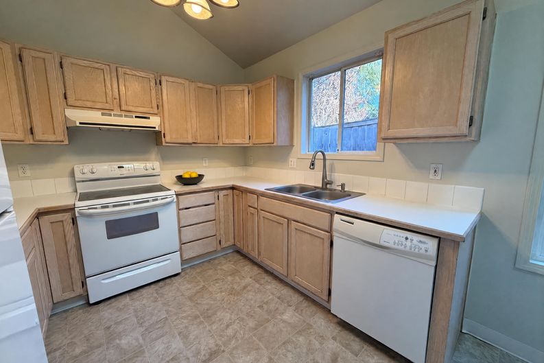 Photo 8 of 20 of 9886 SE 38th Ave, Portland, OR