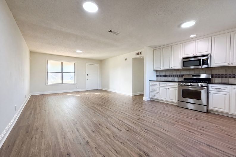 Photo 7 of 16 of 1308 Longhorn Dr, Floresville, TX
