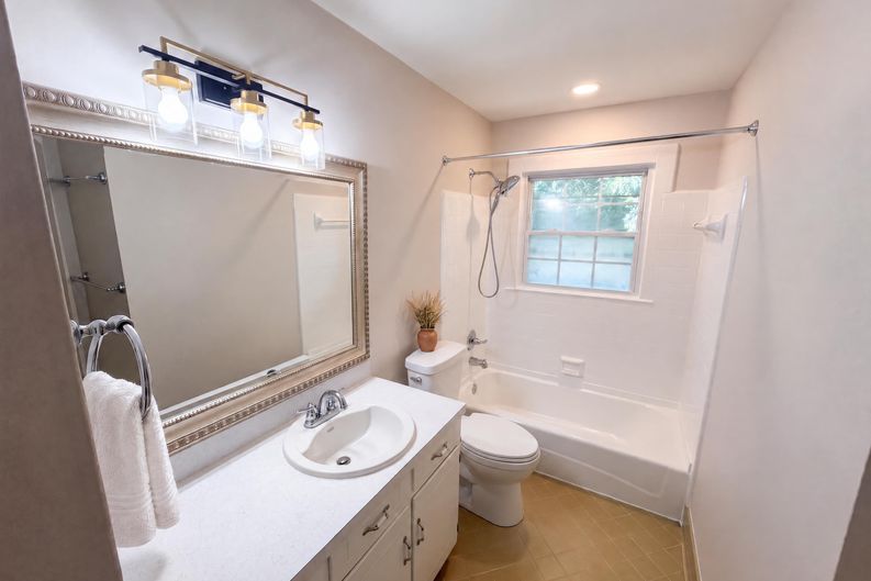 Photo 13 of 41 of 1030 McLaughlin Dr, Charlotte, NC
