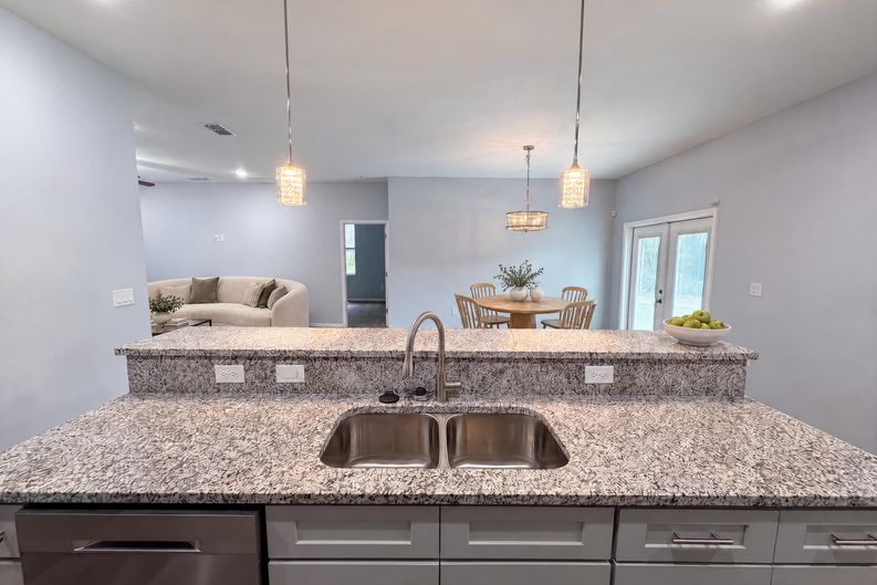 Photo 10 of 27 of 1013 W 11th St, Sanford, FL
