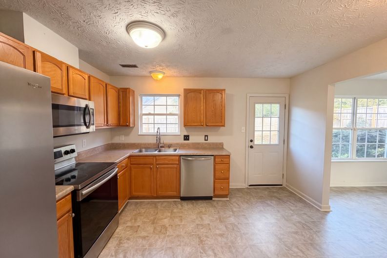 Photo 7 of 30 of 7111 Pinecroft Ln, Knoxville, TN
