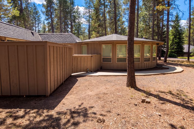 Photo 5 of 33 of 56992 Fawn Ln, Bend, OR