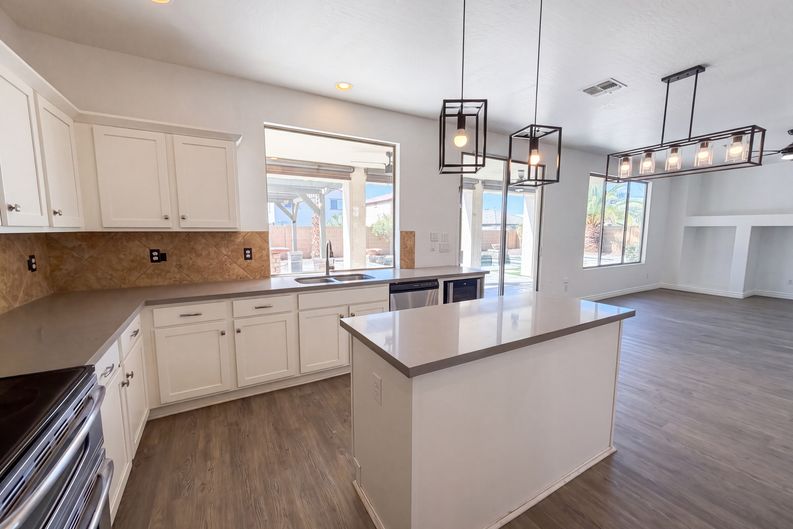 Photo 12 of 35 of 17645 W Hale Bopp Dr, Goodyear, AZ