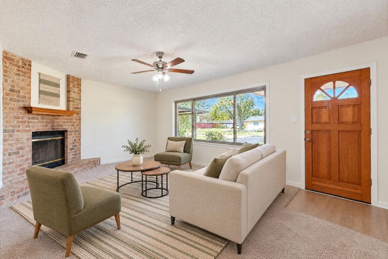 Photo 3 of 11 of 304 Helen St, Cleveland, TX