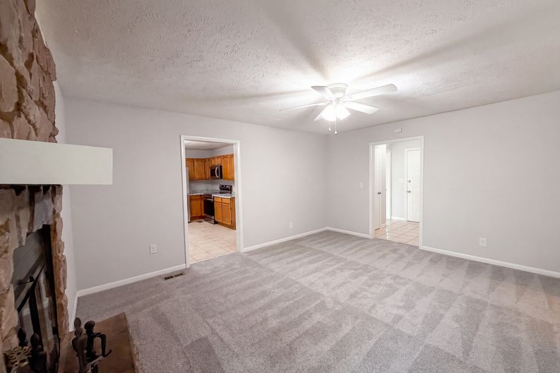 Photo 6 of 19 of 909 Axis Cir, Hope Mills, NC