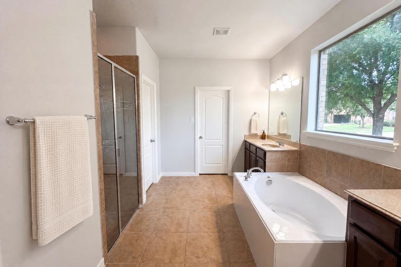 Photo 12 of 18 of 1501 Martin Creek Dr, Little Elm, TX