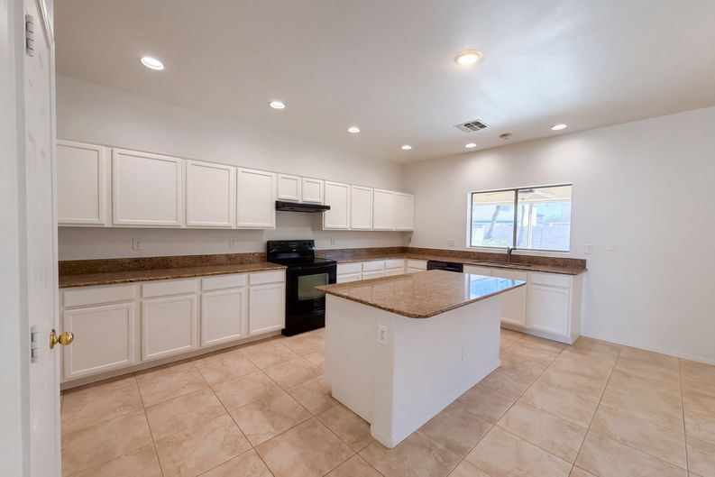 Photo 11 of 25 of 35881 W Catalan St, Maricopa, AZ
