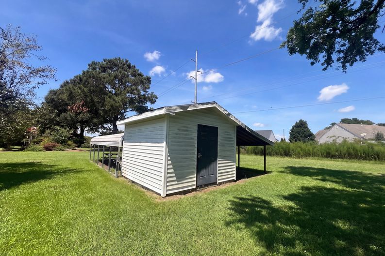 Photo 23 of 26 of 2504 Thomas Langston Rd, Winterville, NC