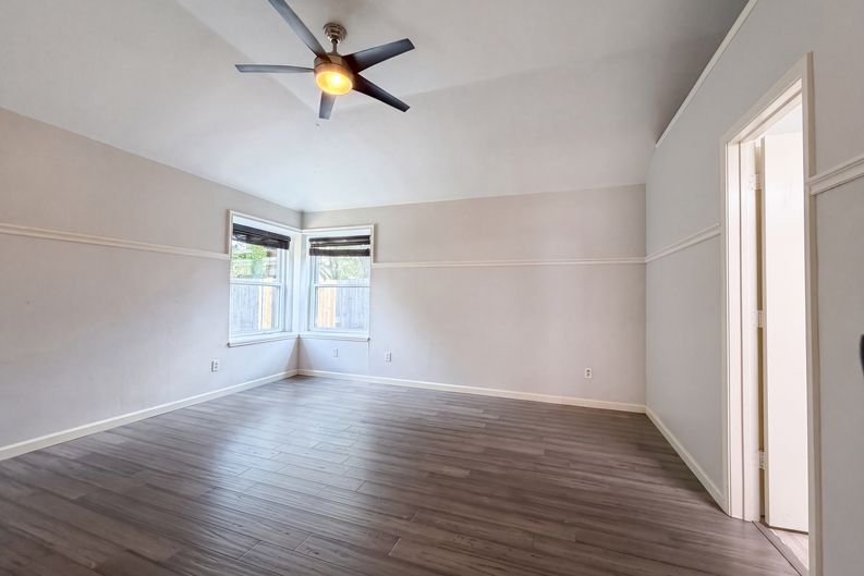 Photo 4 of 19 of 2831 Red Oak Dr, Grand Prairie, TX