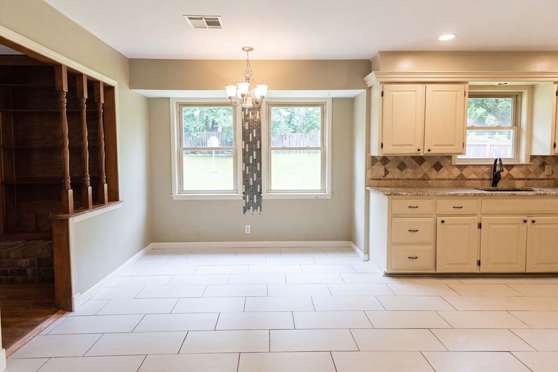 Photo 6 of 46 of 4600 Rolling Hills Dr, Bartlesville, OK