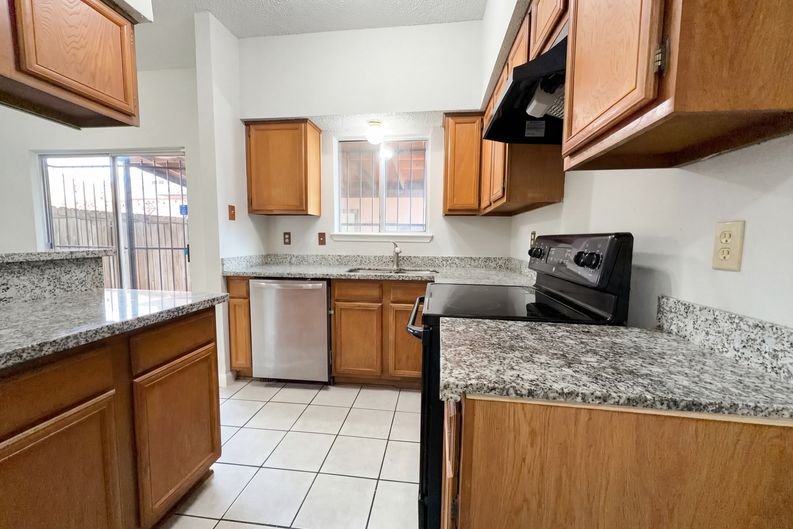 Photo 9 of 16 of 12300 Brookglade Cir, Houston, TX