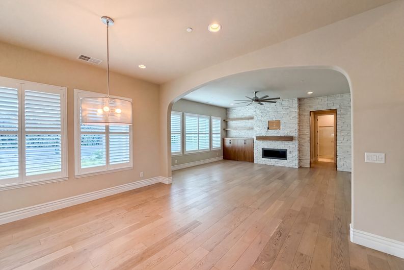 Photo 3 of 36 of 5601 Lakepointe Dr, Rocklin, CA