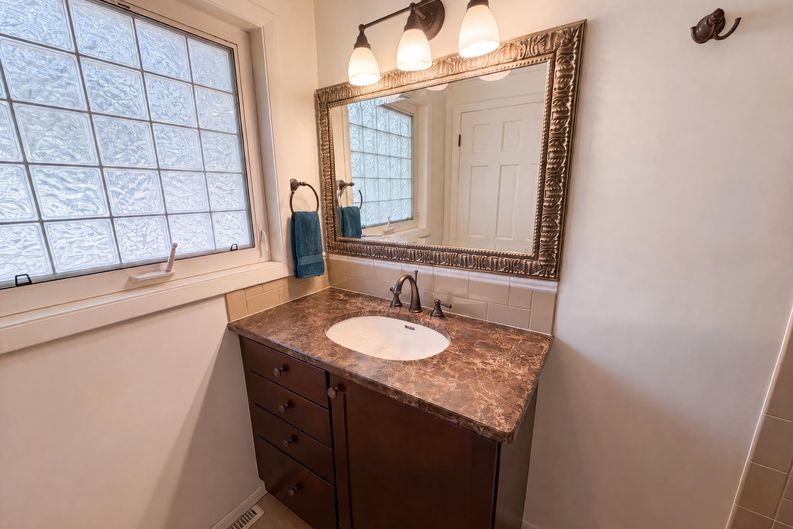Photo 13 of 29 of 1741 S Krameria Way, Denver, CO