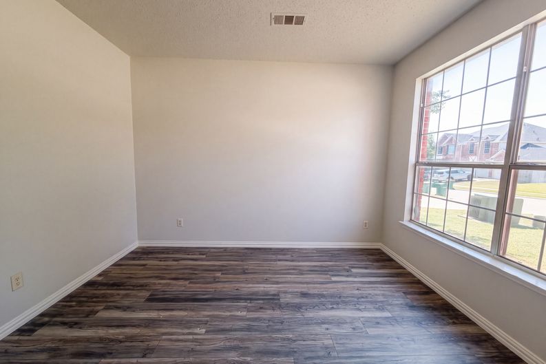 Photo 18 of 20 of 448 N Waterford Oaks Dr, Cedar Hill, TX