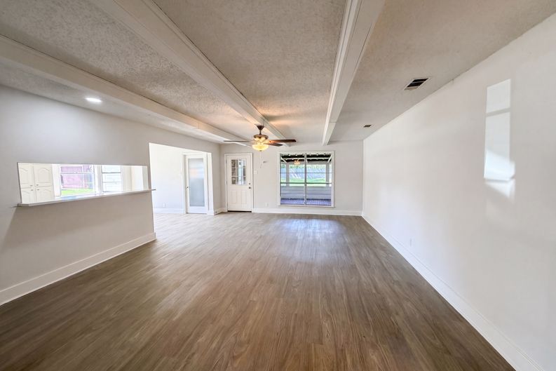Photo 3 of 18 of 5917 Raza Rd, Pearland, TX