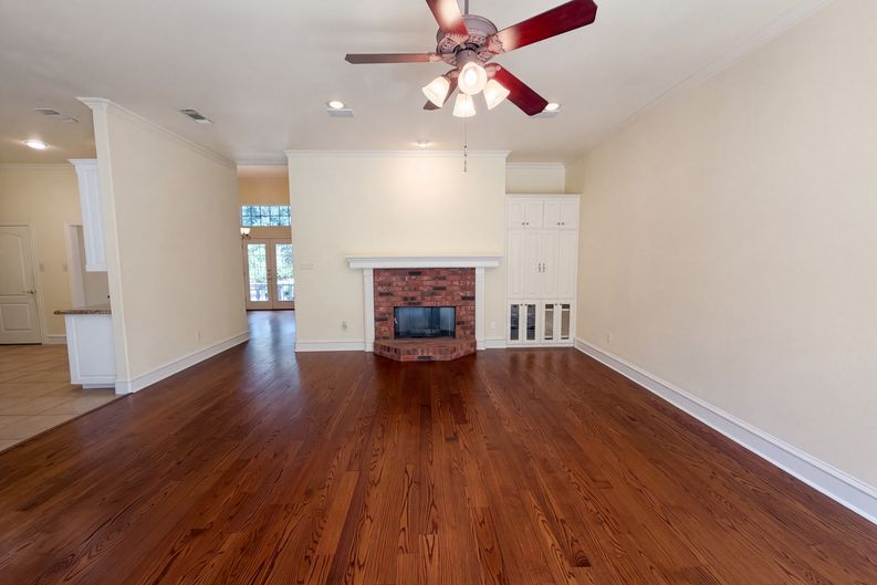 Photo 10 of 22 of 2836 S Lakeview Dr, Cedar Hill, TX
