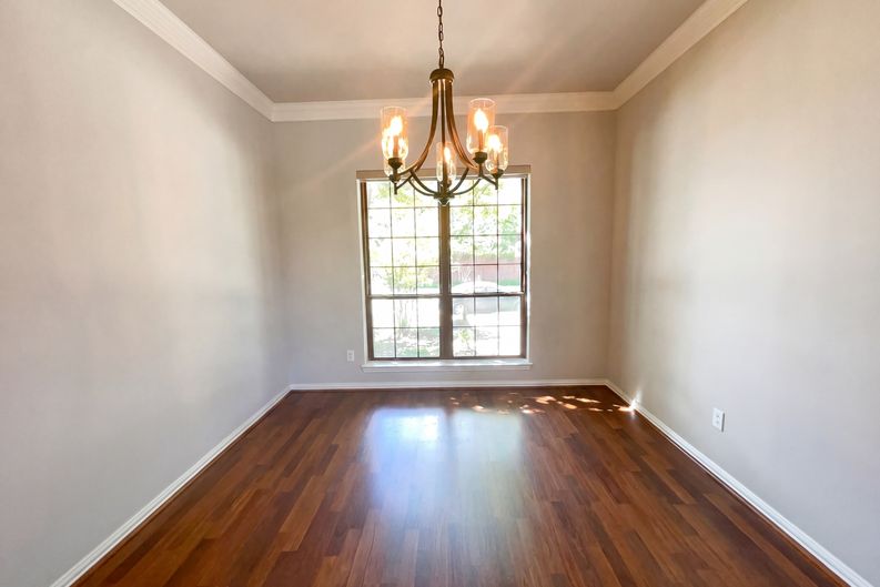 Photo 9 of 19 of 2400 Creekview Dr, Plano, TX