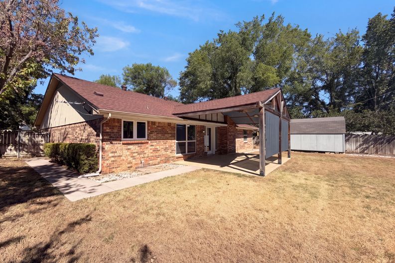 Photo 5 of 27 of 1208 Hillcrest Dr, Euless, TX