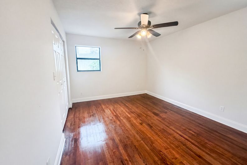 Photo 11 of 18 of 7520 Altus Dr S, Jacksonville, FL