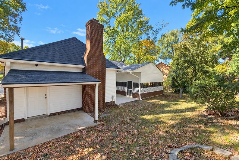 Photo 5 of 19 of 3305 Winchester Dr, Greensboro, NC